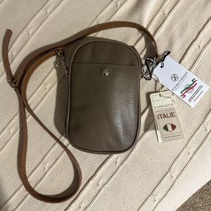 Cross body bag great for travel. Neutral colors and quality material.